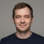 Портрет Артема Соколова в студийном освещении для раздела о звездах моды Копока Ньюс